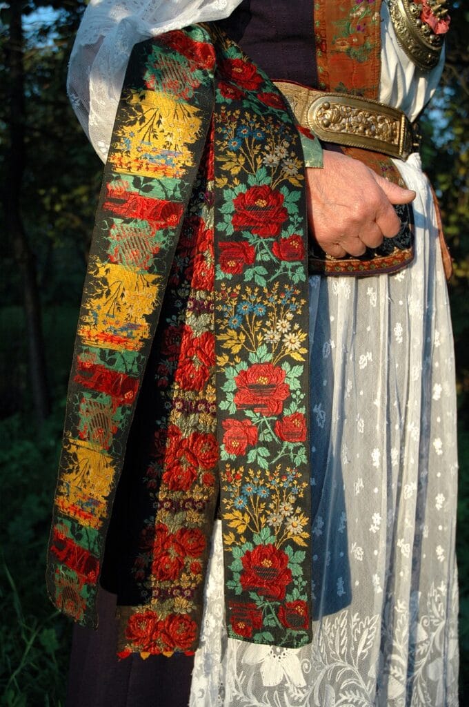 costum popular romanesc traditional