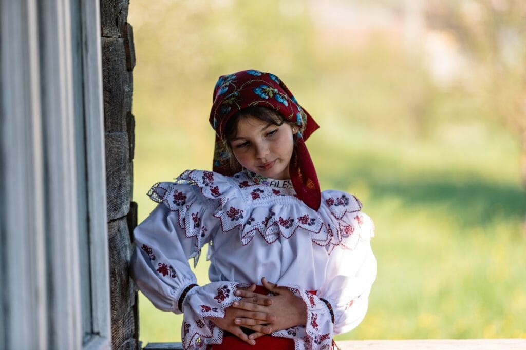 ie traditionala romaneasca cusuta manual, costum popular autentic